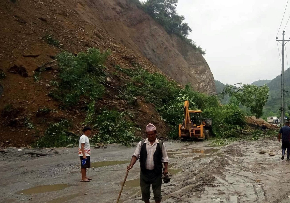 मौरीबजारमा खसेको पहिरोले सडक अवरुद्ध